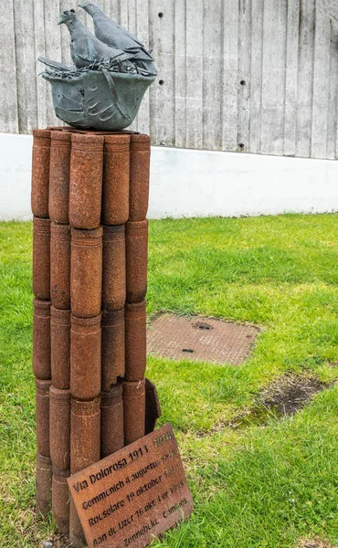 Old war-iron monument at IJzertoren in Diksmuide, Flanders, Belg — Stock Photo, Image