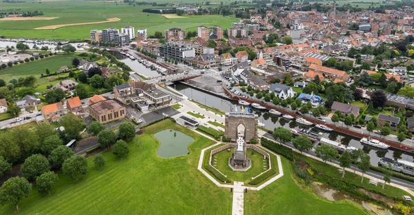 Vista de Ijzertoren na cripta e Diksmuide, Flandres, Bélgica . — Fotografia de Stock