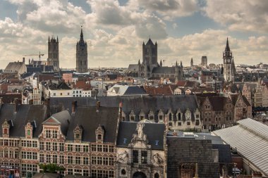Ön tarafta Gent, Flanders, Belçika ve balık pazarında altı kule.