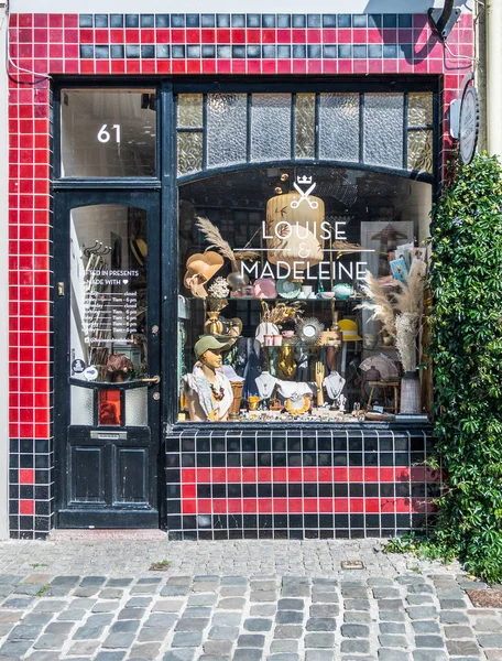 Louise y Madeleine tienda vintage en Gent, Flandes, Bélgica . — Foto de Stock