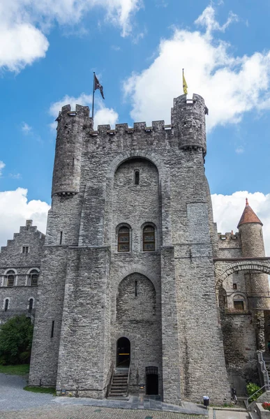 Stå hög och närgränsande byggnader av slottet av Gent, Flanders, Belgiu — Stockfoto