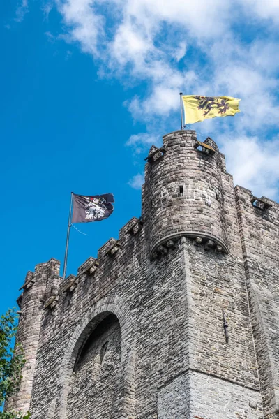 Tränga någon av stå hög av slottet av Gent, Flanders, Belgien. — Stockfoto