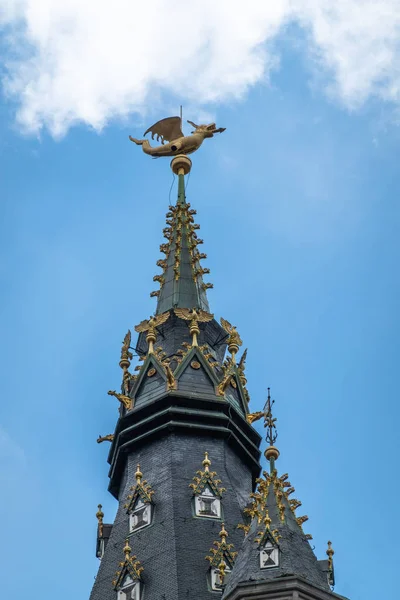 Soustřeďte se na gulden Draaka na vrcholu Belfry v Gent, Flandry, Belgiu — Stock fotografie