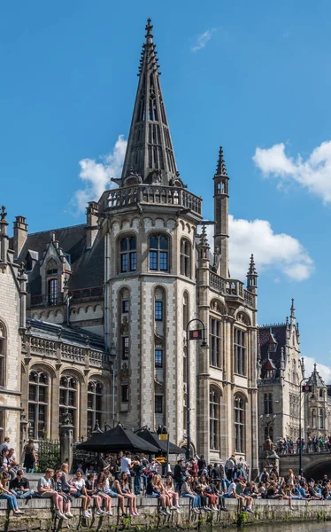 Studenten zittend op kade van de Leie in Gent, Vlaanderen, Belgiu — Stockfoto