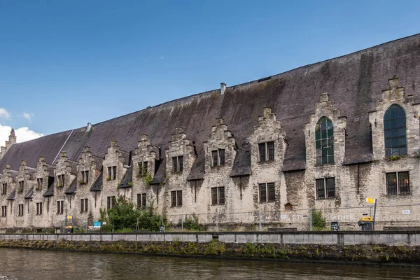Larga fachada de Vleeshuis a lo largo del río Leie en Gante, Flandes, Bel —  Fotos de Stock