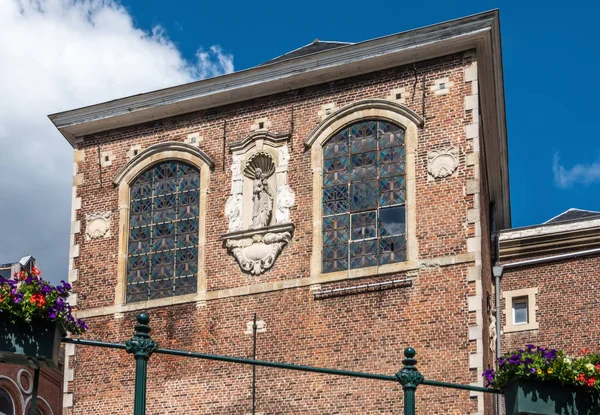 Saint Augustine Cloister fasad längs Lieve River, Gent, Flander — Stockfoto