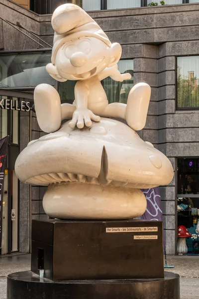 Die schlümpfe statue vor dem moof comic museum, brussels belgiu — Stockfoto