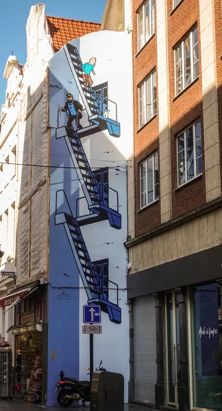 丁丁主题壁画在布鲁塞尔的勒埃图夫，贝尔吉 — 图库照片