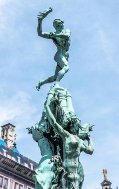 Antwerpen'deki Brabo Heykeli'nin Tepesi, Belçika.