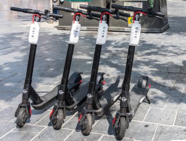 Antwerpen, Belçika'da park etmiş dört kuş scooter.