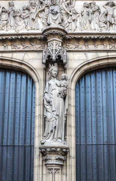 Madonna statue at entrance to cathedral, Antwerpen, Belgium. — Stock Photo, Image