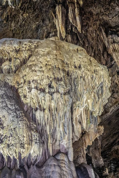 Primer plano de las estalactitas en Grottes-de-Han, Han-sur-lesse, Bélgica — Foto de Stock