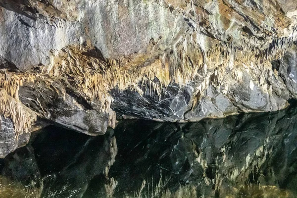 Estalactitas reflejadas en el río en Grottes-de-Han, Han-sur-lesse , — Foto de Stock