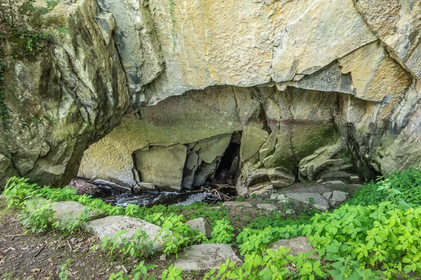 Donde el río Lesse entra en el sistema de cuevas en Han-sur-lesse, Bélgica . — Foto de Stock