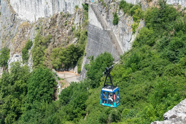 Cable car bringing visitors to Citadelle in Dinant, Belgium. — Stock Photo, Image