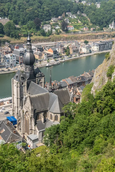 Notre Dame kerk en klif in Dinant, België. — Stockfoto