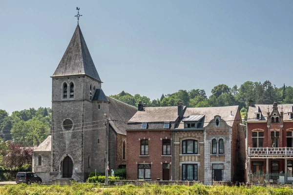 A igreja de Neffe ao longo do rio Meuse em Dinant, Bélgica . — Fotografia de Stock