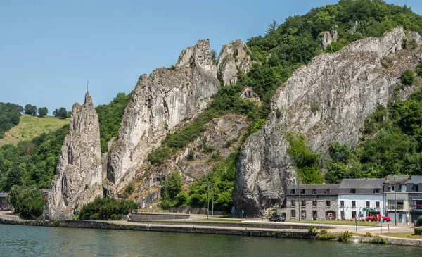Meuse Nehri i boyunca Le rocher Bayard Güney tarafında daha geniş görünümü