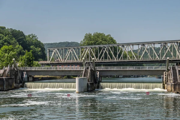 Primo piano del ponte Rapid e treno sul fiume Mosa, Dinant Belgi — Foto Stock