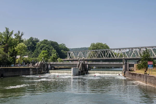快速和火车桥在缪斯河，迪南特比利时. — 图库照片
