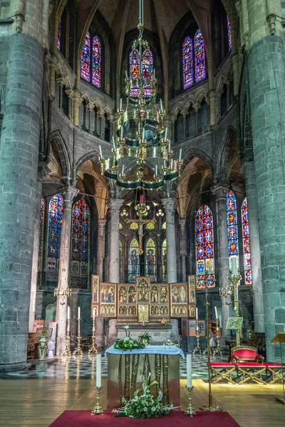 Huvudaltaret i Collegiale Notre Dame de Dinant Church, Belgien. — Stockfoto