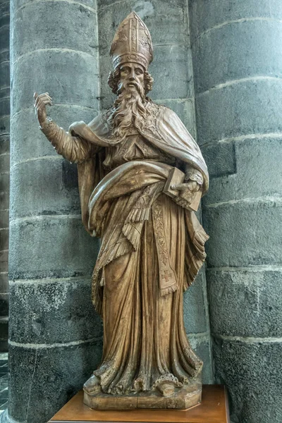 Szent Hubert-szobra a Collegiale Notre Dame de Dinant churc — Stock Fotó