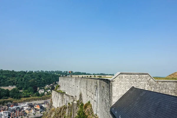Südliche Stadtmauern der Zitadelle in Dinant, Belgien. — Stockfoto