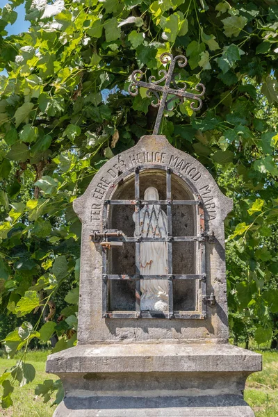 Kleine steinerne Kapelle an der Straße zur Jungfrau Maria, Belgien. — Stockfoto