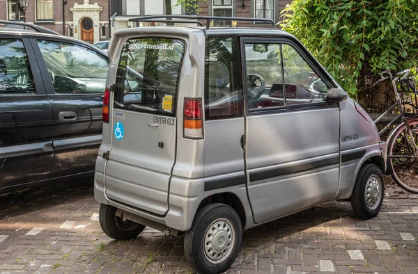 Mini coche Ganta GLX aparcado a lo largo del canal en Ámsterdam Países Bajos . —  Fotos de Stock