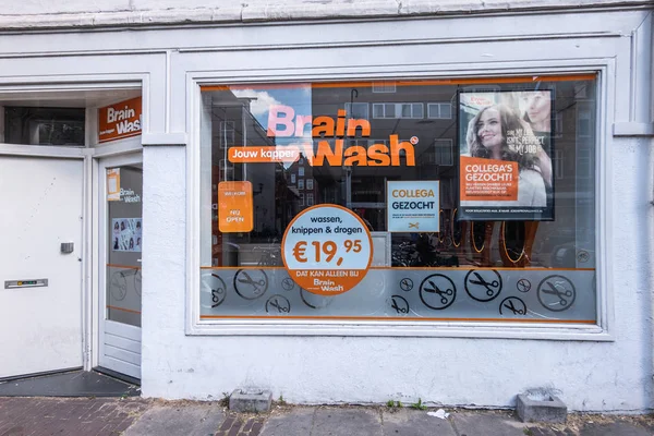 Praní vlasů kadeřnictví v Amsterdamu Nizozemsko. — Stock fotografie