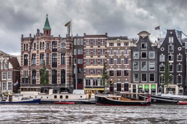 Amsterdam şehir merkezi Amstel Nehri boyunca cepheler, Hollanda.