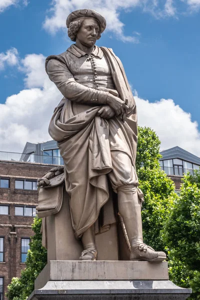 Rembrandt van Rijn staty på Rembrandtplein, Amsterdam, den Neth — Stockfoto