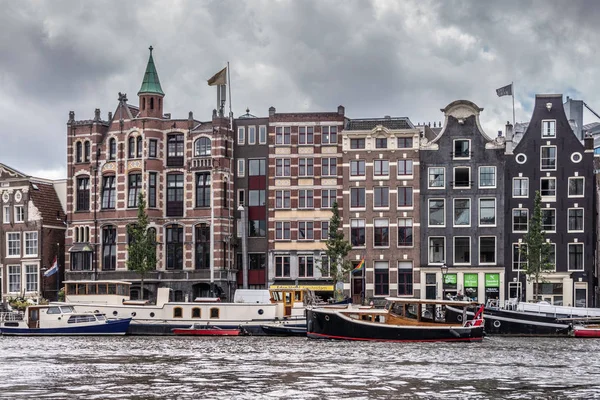 Fachadas a lo largo del río Amstel en el centro de Ámsterdam, Holanda . — Foto de Stock