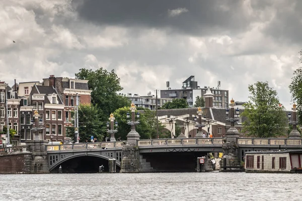 Blauwbrug sobre el río Amstel en Amsterdam, Países Bajos . — Foto de Stock