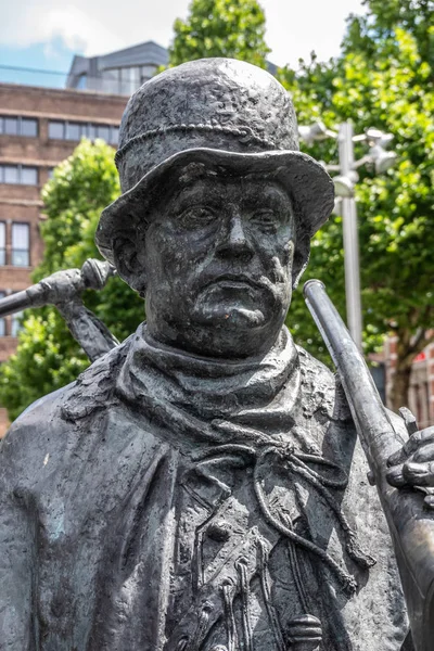 En av många figur staty på Rembrandtplein, Amsterdam, Neth — Stockfoto