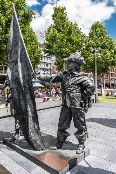 Fänrik staty på Rembrandtplein, Amsterdam, Nederländerna — Stockfoto