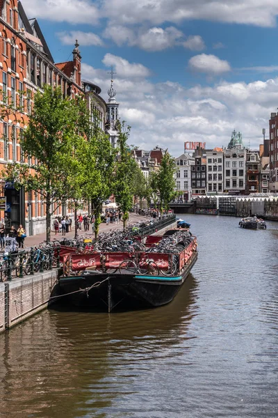 Estacionamiento de bicicletas flotantes en Amsterdam, Países Bajos . — Foto de Stock
