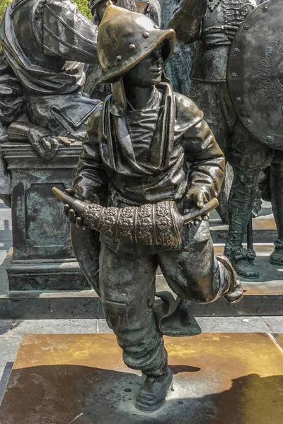 Pojke staty på Rembrandtplein, Amsterdam, Nederländerna — Stockfoto