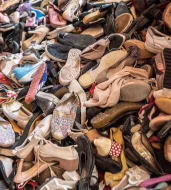 Endeqal giyim standında ikinci el ayakkabı yığını, Balabag, Bo