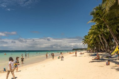Beyaz plaj kum ve palmiye ağaçları, Balabag, Boracay, Filipinler.
