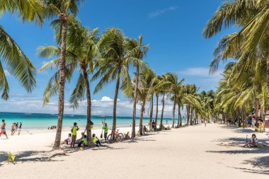 Beyaz plaj kumu ve palmiye ağaçlarının iki satır, Balabag, Boracay, 