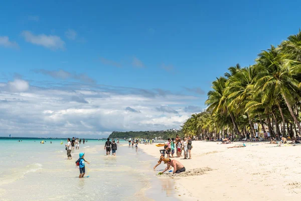 Beyaz plaj kum ve palmiye ağaçları, Balabag, Boracay, Filipinler.
