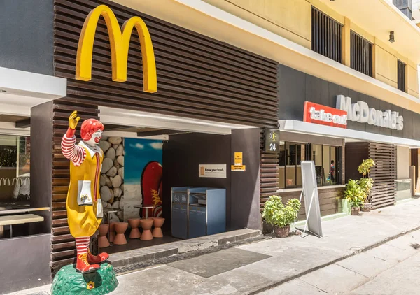 McDonalds restaurang på Sunset Allee utanför White Beach, Balabag, B — Stockfoto