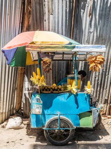 Snabbmat motorcykel vagn Sellin majs på COB, Balabag, Borac — Stockfoto