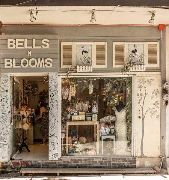 Bells n Blooms at D 'Mall de Boracay in Balabag, Boracay, Philipp — стоковое фото