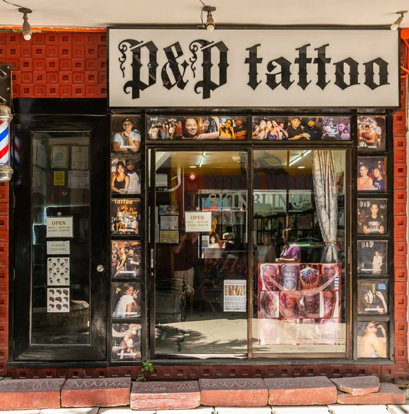 P & P Tattoo at D 'Mall de Boracay in Balabag, Boracay, Philippines — стоковое фото