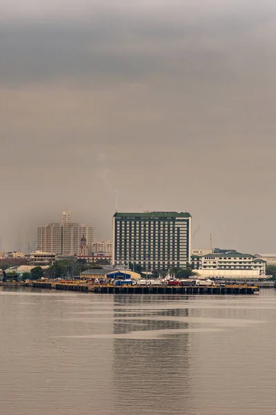 The Manila Hotel behind South Harbor in Manila, Philippines. — Stock Photo, Image