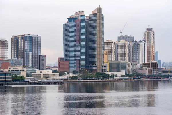 マニラ、フィリピンのサウスハーバー沖の高層ビルのスカイライン — ストック写真