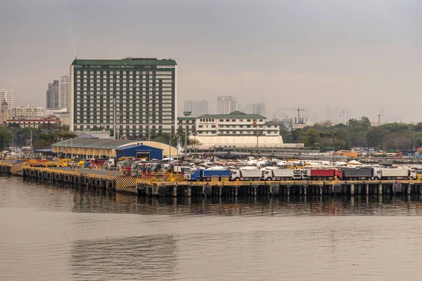 Das Hotel in Manila hinter dem LKW-Parkplatz am Südhafen in Manila, — Stockfoto
