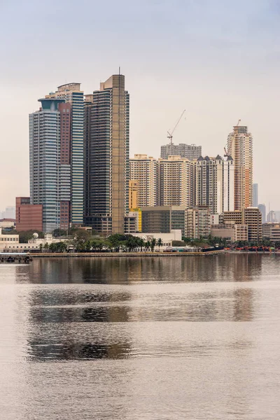 Retrato, horizonte de edificios altos frente a South Harbor en Manila , — Foto de Stock